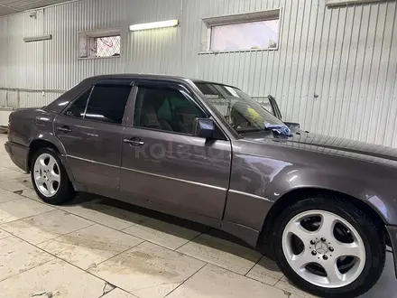 Mercedes-Benz E 500 1993 года за 3 200 000 тг. в Актау – фото 13