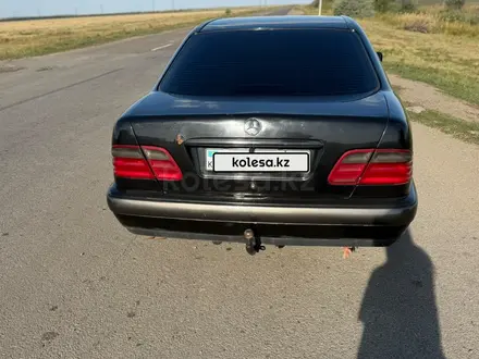 Mercedes-Benz E 320 1998 года за 2 700 000 тг. в Астана – фото 2