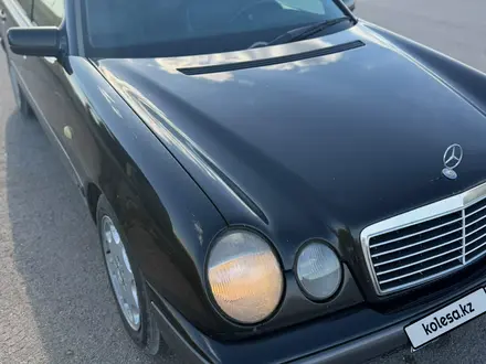 Mercedes-Benz E 320 1998 года за 2 700 000 тг. в Астана – фото 3