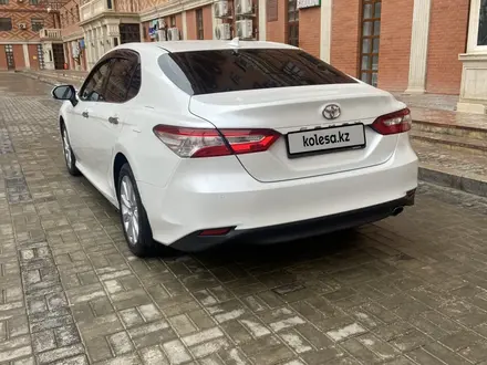 Toyota Camry 2020 года за 13 500 000 тг. в Актау – фото 2