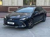 Toyota Camry 2023 года за 14 890 000 тг. в Шымкент