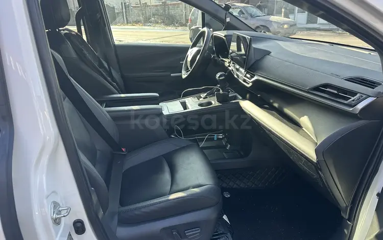 Toyota Sienna 2023 года за 27 000 000 тг. в Алматы