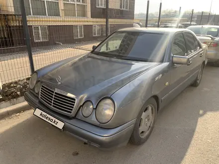 Mercedes-Benz E 280 1997 года за 2 800 000 тг. в Алматы