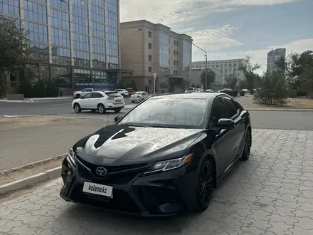 Toyota Camry 2020 года за 9 300 000 тг. в Актау – фото 2