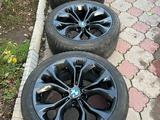 Диски BMW X5 X6 резина зима 275 315 за 430 000 тг. в Алматы