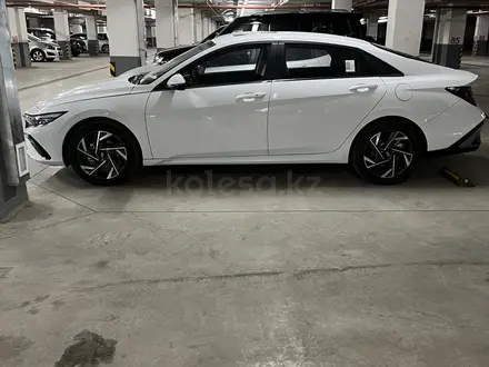 Hyundai Elantra 2023 года за 8 200 000 тг. в Петропавловск – фото 2