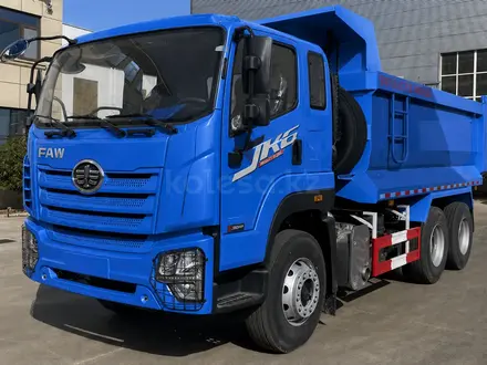 FAW  Самосвал FAW, 15т, 6х4, JK, КНР 2023 года за 28 000 000 тг. в Атырау