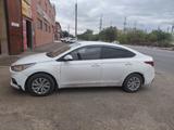 Hyundai Solaris 2018 года за 4 300 000 тг. в Актобе – фото 2