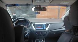 Hyundai Solaris 2018 года за 4 300 000 тг. в Актобе – фото 5