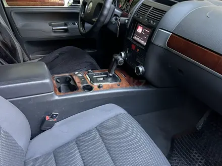 Volkswagen Touareg 2004 года за 3 750 000 тг. в Караганда – фото 9