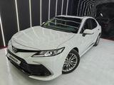 Toyota Camry 2022 года за 15 700 000 тг. в Атырау – фото 2