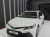 Toyota Camry 2022 года за 15 700 000 тг. в Атырау – фото 3