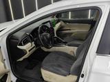 Toyota Camry 2022 года за 15 700 000 тг. в Атырау – фото 4