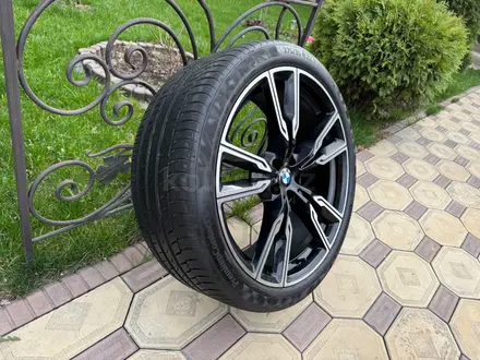 Оригинальные диски с резиной R22 на BMW X5 (G05), BMW X6 (G06), БМВ за 1 660 000 тг. в Алматы – фото 2