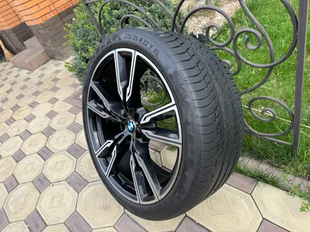 Оригинальные диски с резиной R22 на BMW X5 (G05), BMW X6 (G06), БМВ за 1 660 000 тг. в Алматы – фото 3