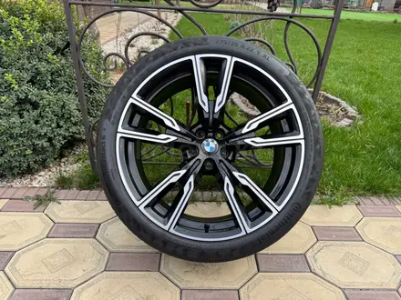Оригинальные диски с резиной R22 на BMW X5 (G05), BMW X6 (G06), БМВ за 1 660 000 тг. в Алматы – фото 6