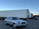 Mercedes-Benz E 280 1997 года за 2 500 000 тг. в Актобе – фото 2