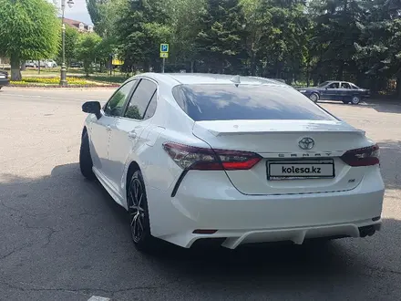 Toyota Camry 2021 года за 13 200 000 тг. в Алматы – фото 11