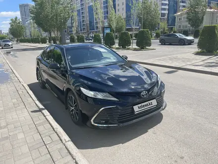 Toyota Camry 2022 года за 15 500 000 тг. в Астана – фото 2