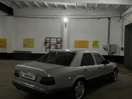 Mercedes-Benz E 220 1993 года за 1 500 000 тг. в Караганда – фото 5