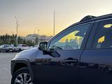 Toyota RAV4 2021 года за 15 500 000 тг. в Уральск – фото 2