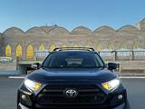 Toyota RAV4 2021 года за 15 500 000 тг. в Уральск