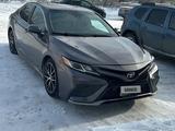 Toyota Camry 2021 годаfor11 000 000 тг. в Актобе – фото 2