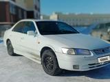 Toyota Camry 1998 года за 2 100 000 тг. в Актобе – фото 3