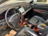 Toyota Camry 2004 года за 7 000 000 тг. в Актобе – фото 5