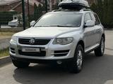 Volkswagen Touareg 2008 года за 7 500 000 тг. в Алматы – фото 2