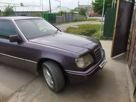 Mercedes-Benz E 220 1993 года за 1 900 000 тг. в Тараз – фото 3