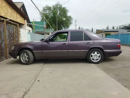 Mercedes-Benz E 220 1993 года за 1 900 000 тг. в Тараз – фото 4