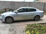 Volkswagen Passat 2011 года за 2 800 000 тг. в Шымкент – фото 2