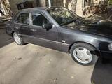 Mercedes-Benz C 200 1995 года за 1 400 000 тг. в Караганда – фото 2