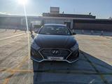 Hyundai Sonata 2019 года за 6 100 000 тг. в Уральск – фото 2