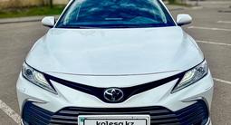 Toyota Camry 2021 года за 15 800 000 тг. в Караганда – фото 2