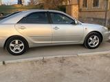 Toyota Camry 2004 года за 6 000 000 тг. в Жанаозен – фото 2