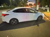 Hyundai Solaris 2022 года за 7 700 000 тг. в Уральск – фото 4
