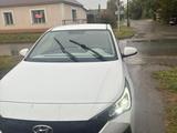 Hyundai Solaris 2022 года за 7 700 000 тг. в Уральск – фото 3