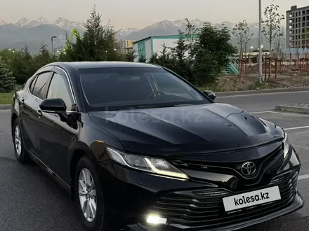 Toyota Camry 2018 года за 9 500 000 тг. в Алматы – фото 3