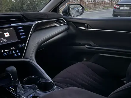 Toyota Camry 2018 года за 9 500 000 тг. в Алматы – фото 6
