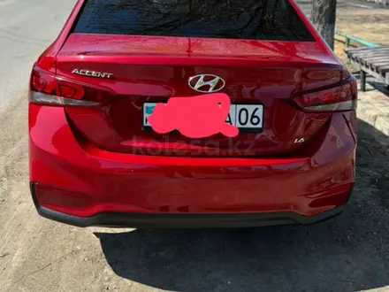 Hyundai Accent 2018 года за 7 300 000 тг. в Атырау – фото 2