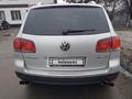 Volkswagen Touareg 2006 года за 6 300 000 тг. в Астана – фото 2