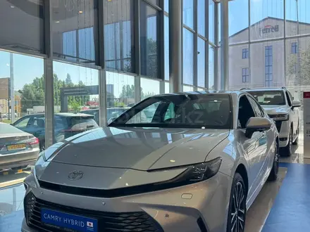 Toyota Camry Luxe eCVT 2026 года за 24 190 000 тг. в Актобе