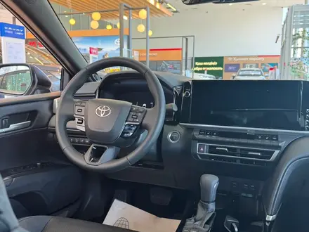 Toyota Camry Luxe eCVT 2026 года за 24 190 000 тг. в Актобе – фото 10