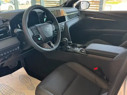 Toyota Camry Luxe eCVT 2026 года за 24 190 000 тг. в Актобе – фото 11