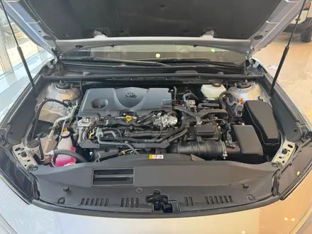 Toyota Camry Luxe eCVT 2026 года за 24 190 000 тг. в Актобе – фото 14