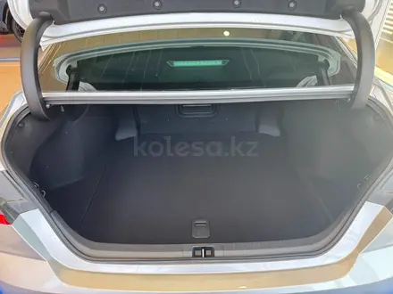 Toyota Camry Luxe eCVT 2026 года за 24 190 000 тг. в Актобе – фото 15