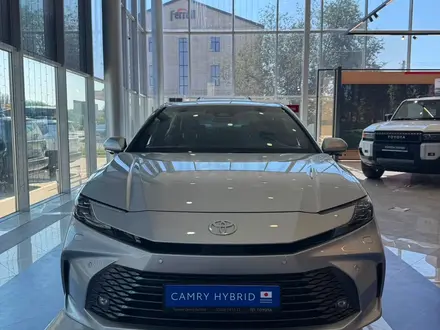 Toyota Camry Luxe eCVT 2026 года за 24 190 000 тг. в Актобе – фото 2