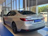 Toyota Camry Luxe eCVT 2026 года за 24 190 000 тг. в Актобе – фото 4